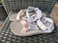 Teva Sandalen Universal Gr. 37 NEU Niedersachsen - Söllingen Vorschau