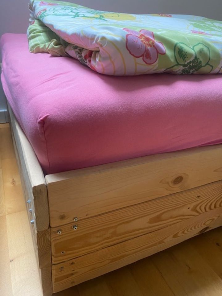 Bett 1x 2mm aus Palettenholz mit Matratze u.verstellbaren Lattenr in Mönchengladbach