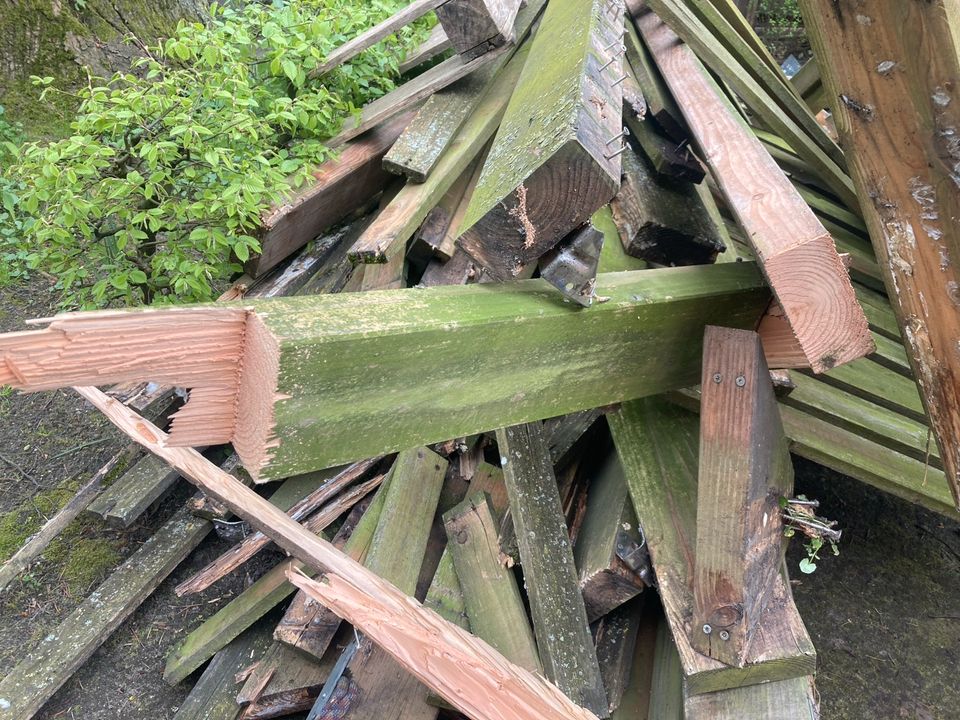 Gutes (Brenn-)Holz an Selbstabholer abzugeben - viele Schrauben in Kiel