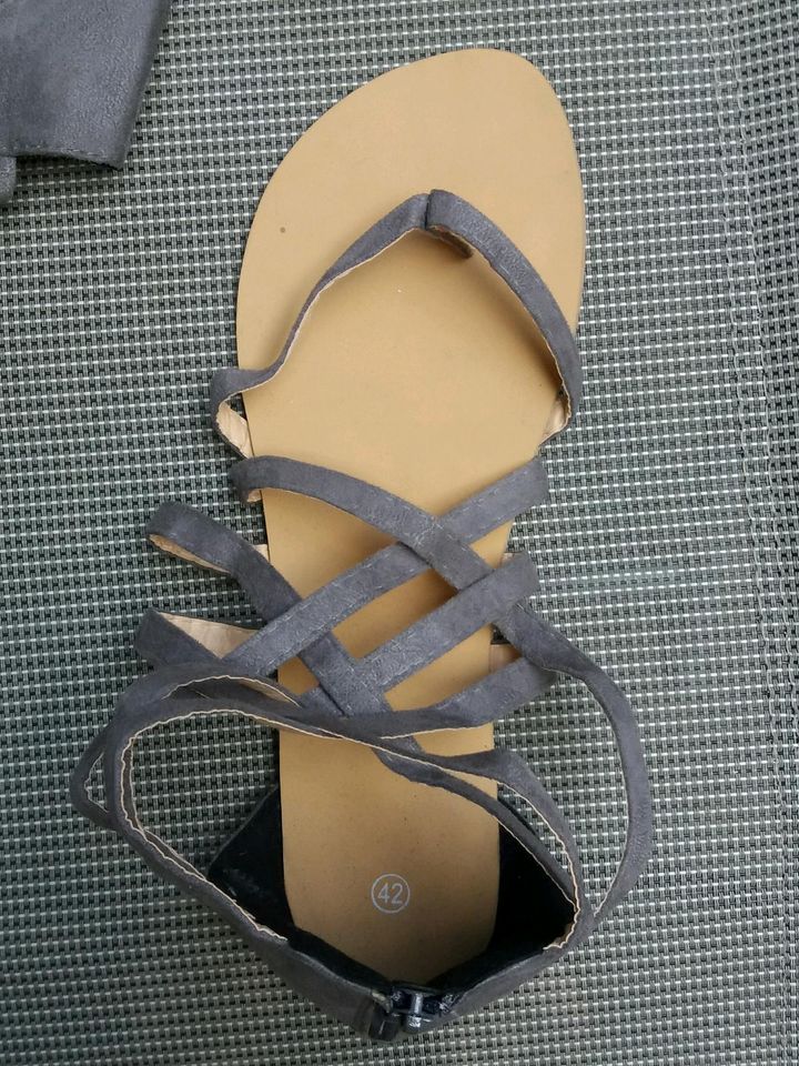 40 NEU & ungetragen Sandalen Zehentrenner grau flach in Berlin