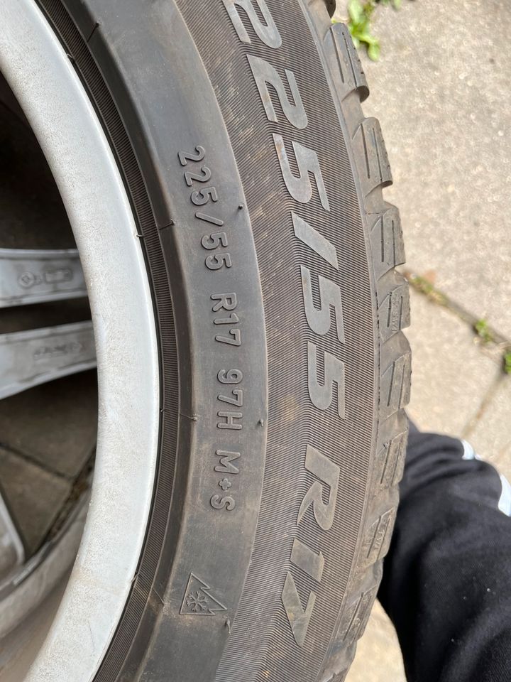 Pirelli Winterreifen  225/55  R17 mit NEU Aluminium Felgen in Störnstein