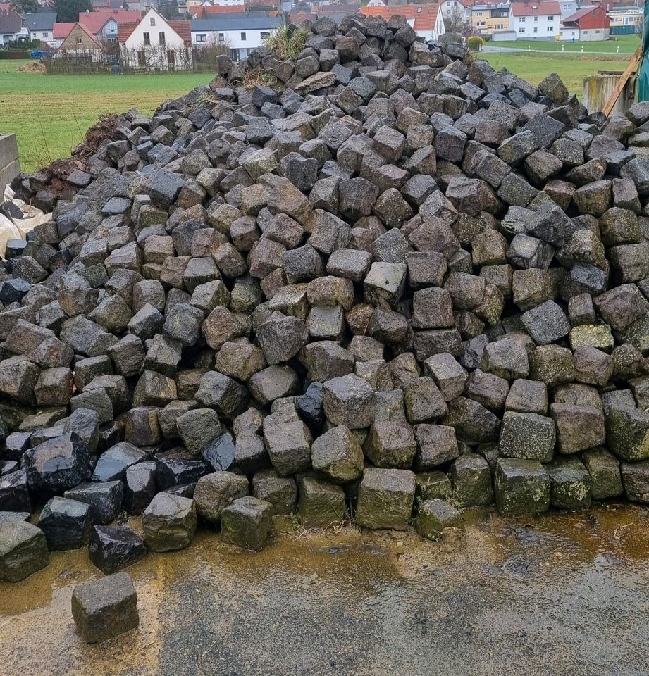 Pflastersteine, Kopfstein, Randsteine, Naturstein, Rückbau in Rasdorf