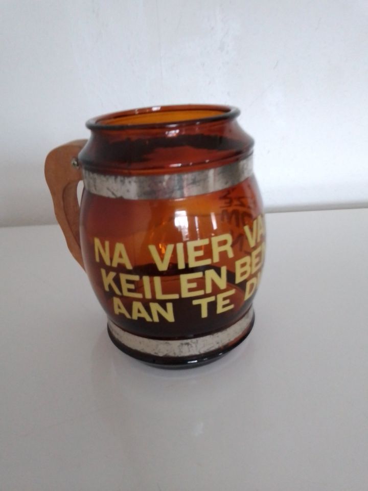 brauner Bierkrug mit Holzhenkel in Forst (Eifel)