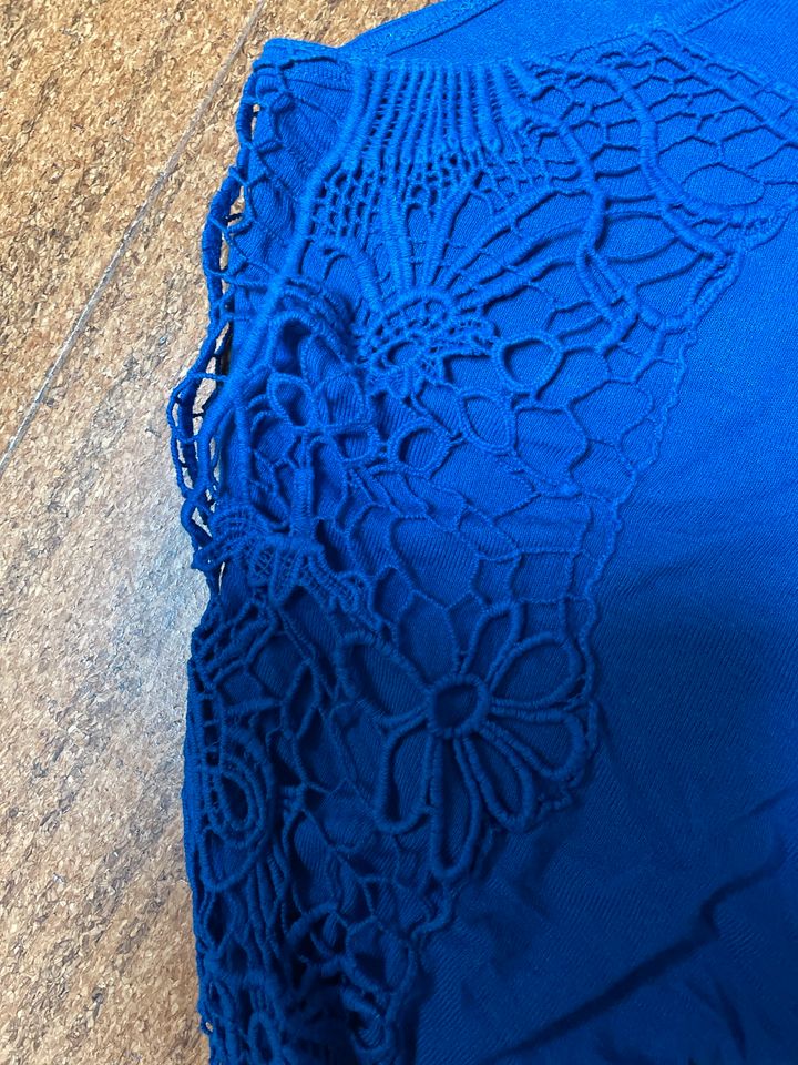 Bluse / Langarmshirt royalblau mit aufgesetzter Stickerei in Stadtroda