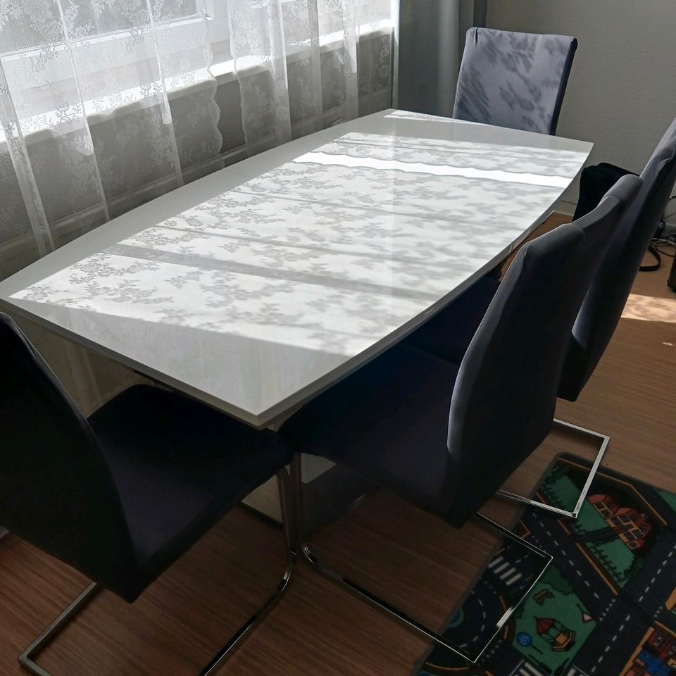 Tisch in weiß mit Stühlen in Berlin