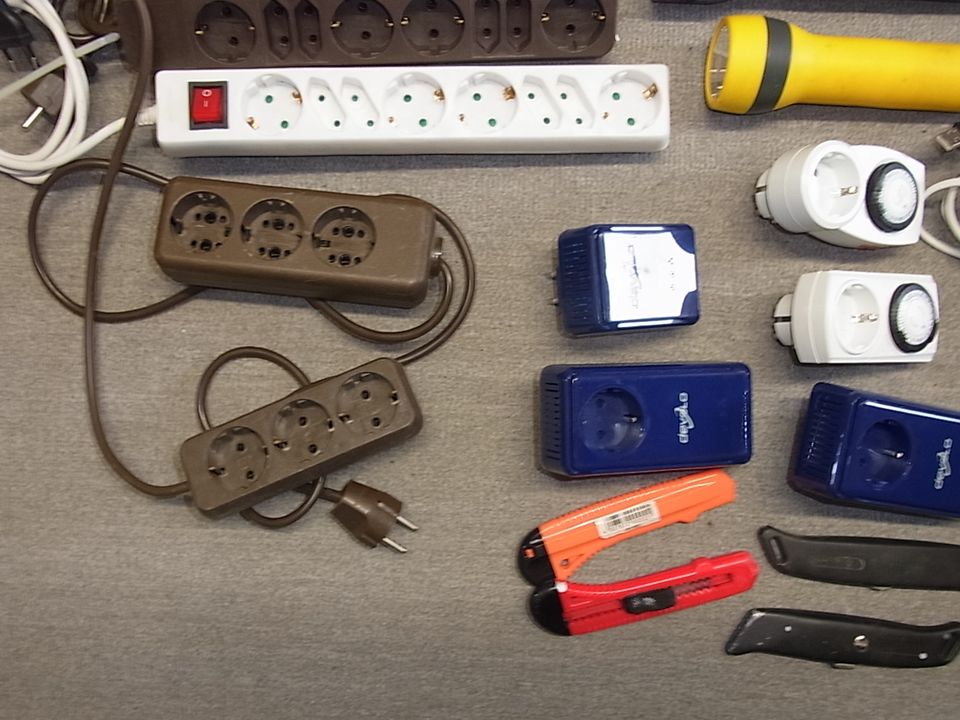 Trödel, Uhrenwecker, Strom Verteiler, Lampen, Walkie Talkie, usw in Bleckede