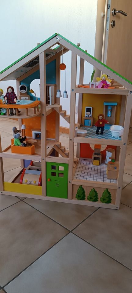 Hape Vier-Jahreszeiten Puppenhaus aus Holz und Puppenfamilie in Schongau