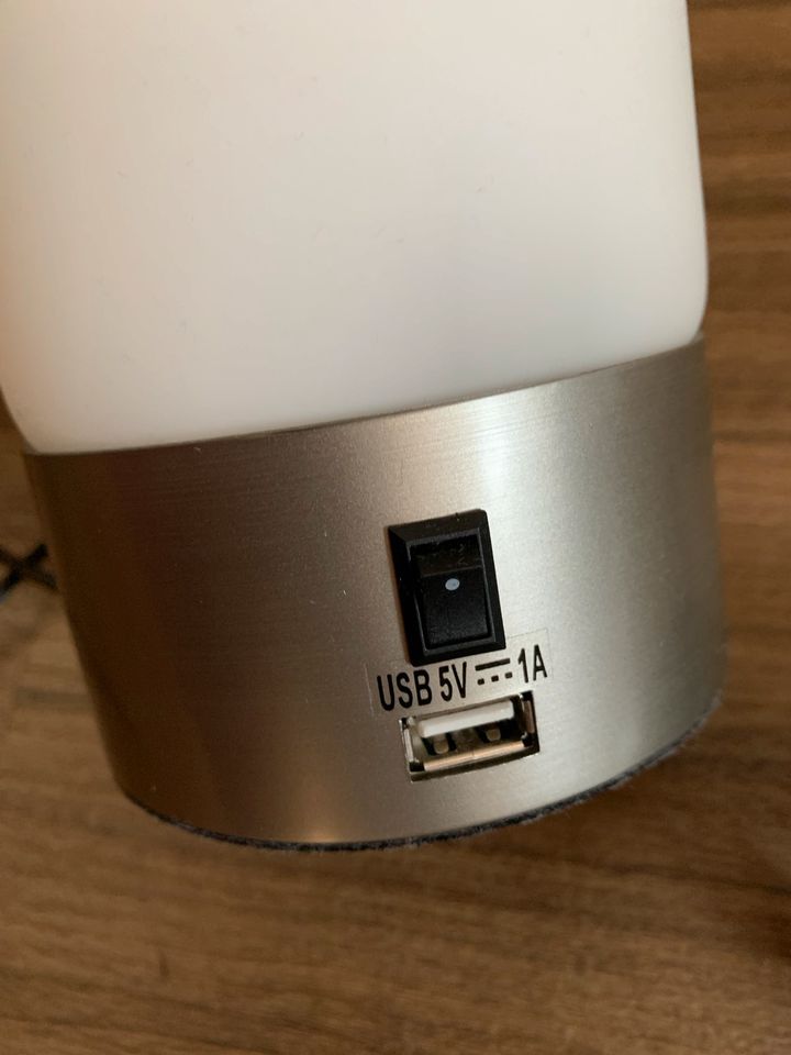 LED Lampe mit USB Anschluss , LED Tischleuchte in Emsbüren