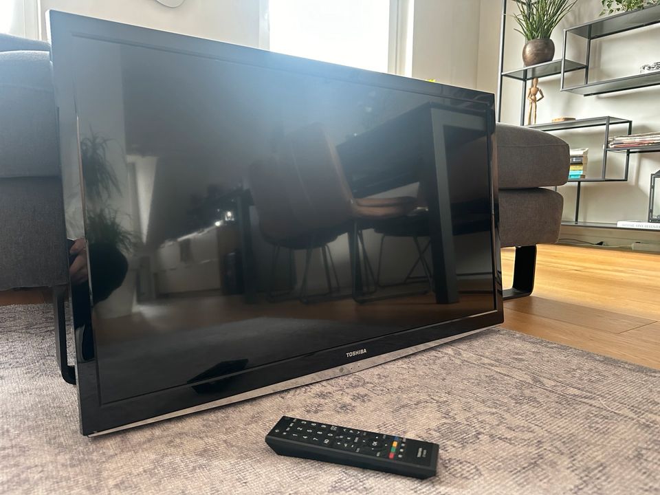 Toshiba TV / Fernseher 32el933g 32 Zoll (inkl. Wandhalterung) in Köln