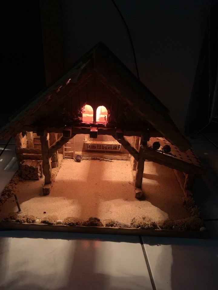 Rustikale Weihnachskrippe aus Holz.  Handarbeit. in Untermünkheim