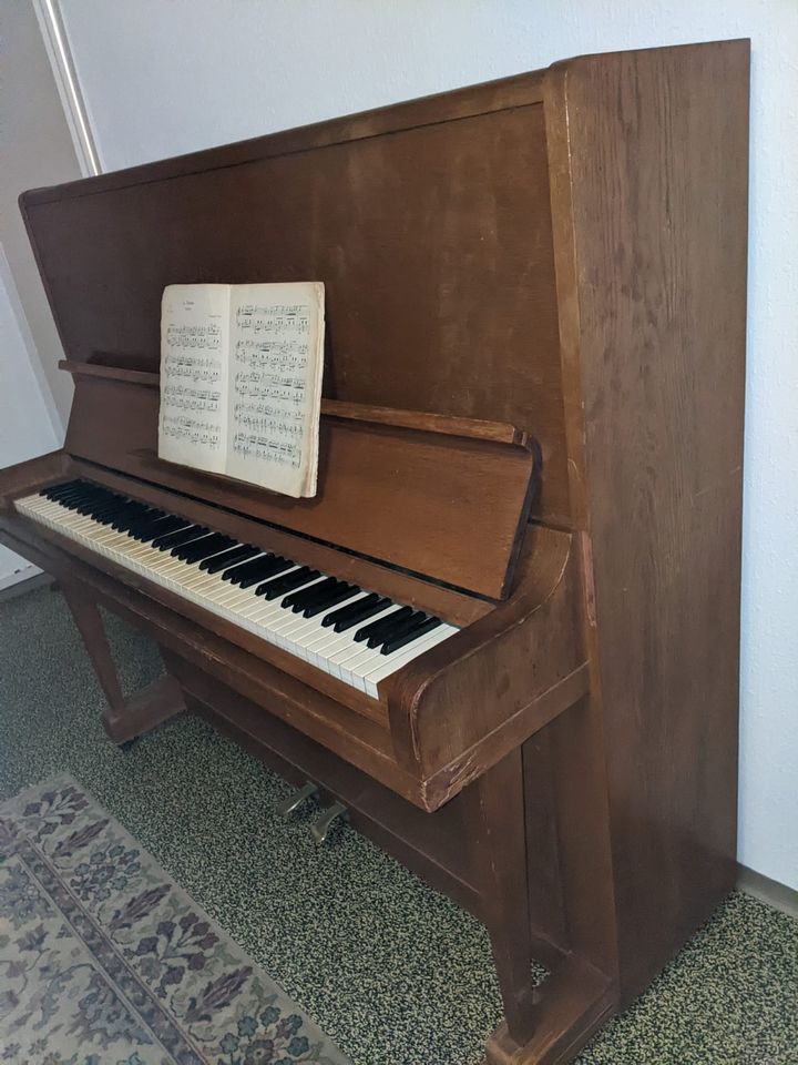 Altes Klavier, Marke Philipps, Baujahr 1927 in Hausach