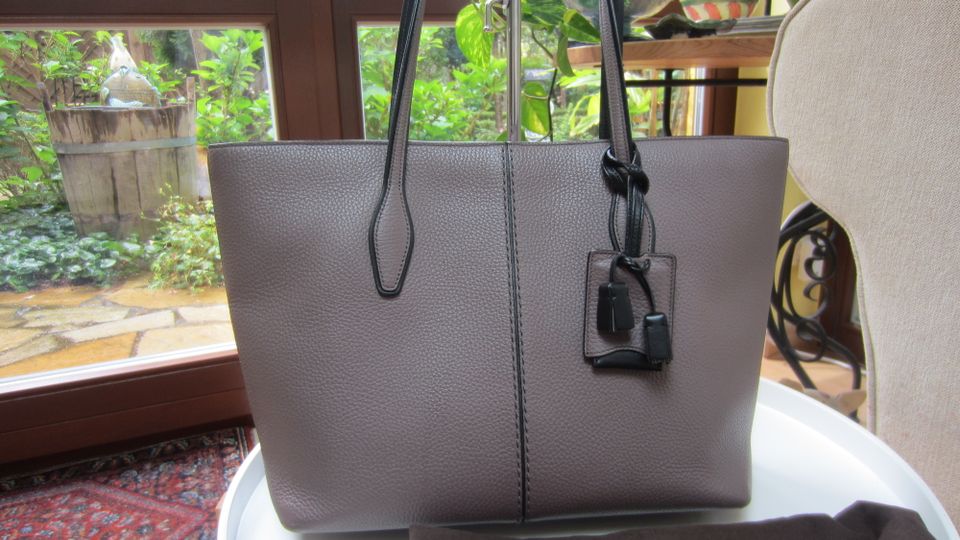 Original Tasche v. Tods Ledertasche Joy Handtasche mauve schwarz in Beelitz