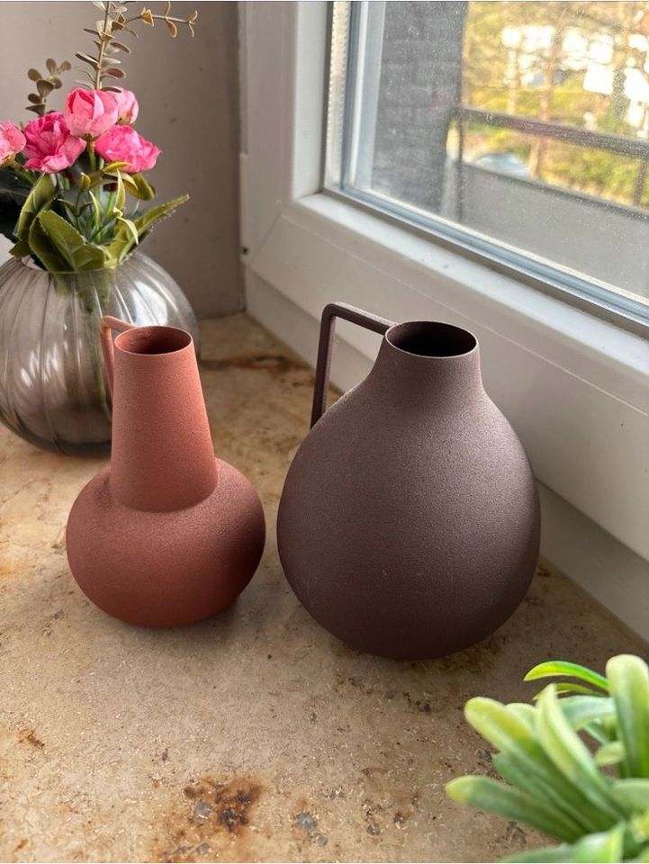 Moderne Metall Vasen , Aubergine und Rost , neu in Kiel