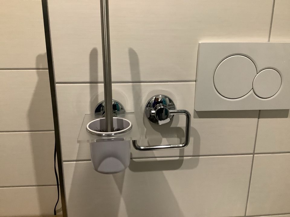 Badezimmer Toilettenpapier.- und WC-Bürstenhalter selbsthafend in Lengede