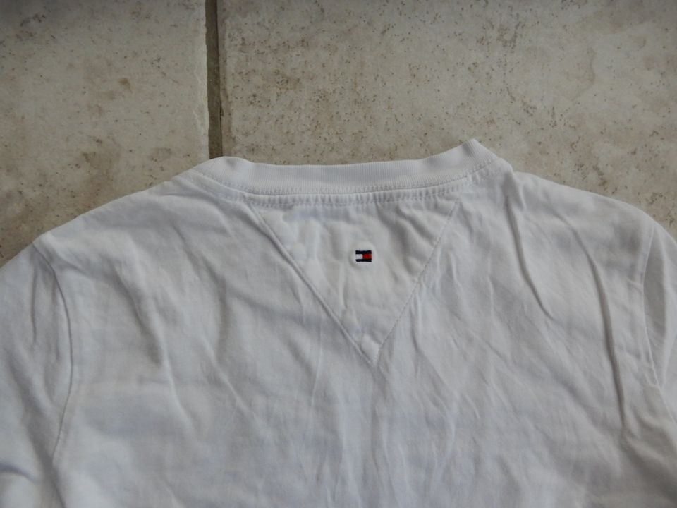 Shirt/ Oberteil von Tommy Hilfiger Gr. 122/ 128 in Sankt Wolfgang