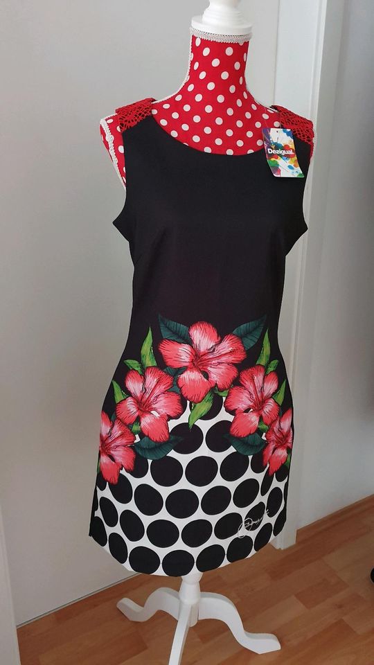 Brandneues Kleid von Desigual mit Blumenmuster Gr. 36 in Schwabach