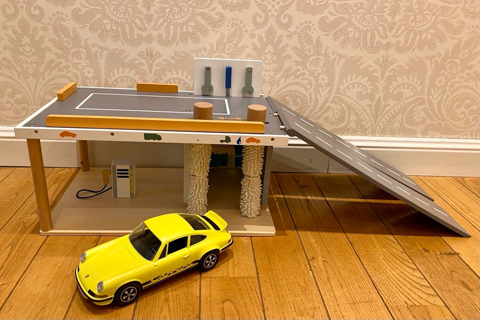 Kids Concept Spiel-Parkgarage Spielzeugauto Zubehör Garage mit zwei Autos  Aiden