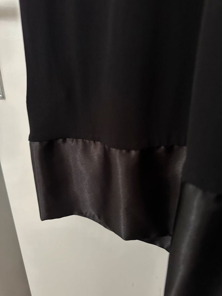 Schwarzes Abendkleid von Jakes Größe 36 in Berlin