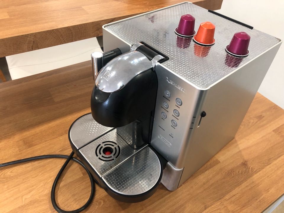 Nespresso Kapselmaschine mit Milchaufschäumer in Kassel