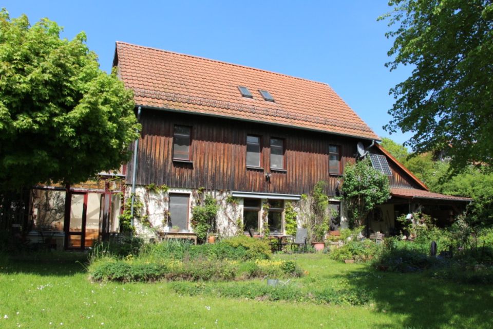 Baubiologisches Einfamilienwohnhaus mit Garagennebengebäude und Garten in Gladenbach