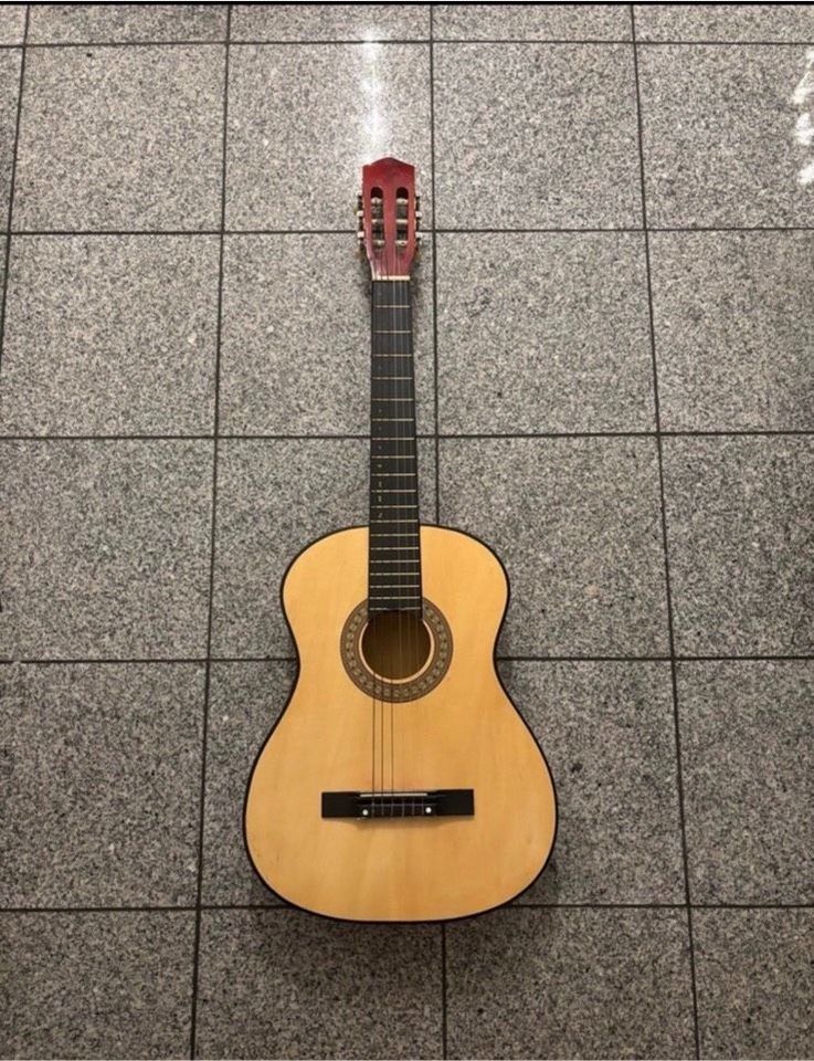 Gitarre auf der ich kaum gespielt habe in Mönchengladbach