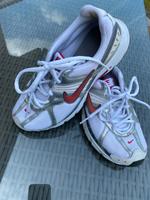 Nike Xccelerate 37.5 in Grau/Pink Rheinland-Pfalz - Dalheim Vorschau