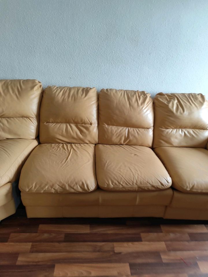 Sofa mit sehr gutem Leder, original, 8 Sitzer zu verkaufen 700€ I in Berlin