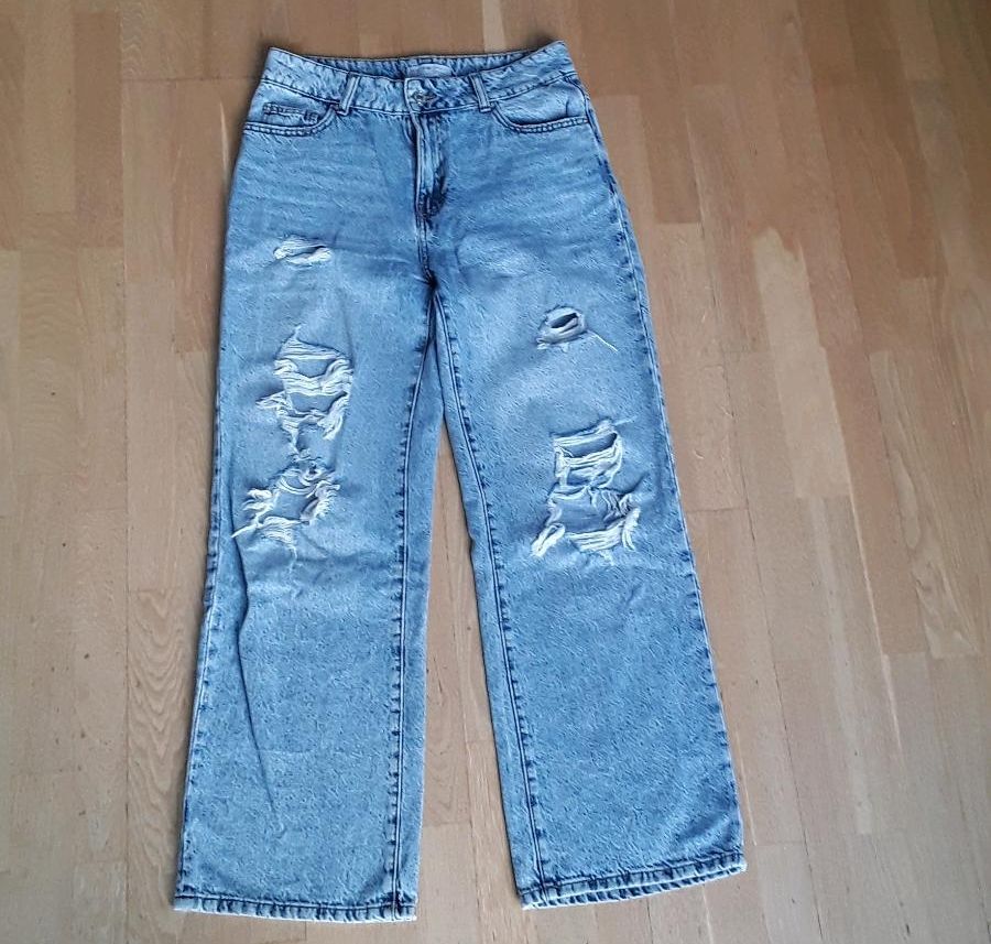 Jeans mit Löchern in blau Gr. 42 von Primarkt in München