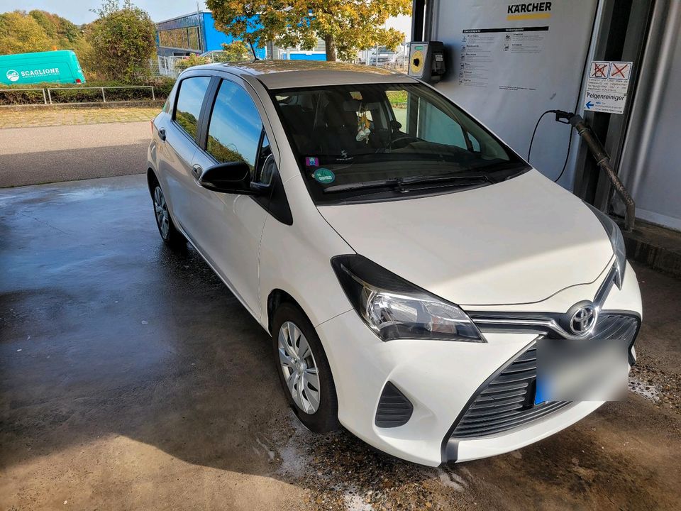 Toyota Yaris 1.0 Liter Benzin Garagenfahrzeug in Oberboihingen