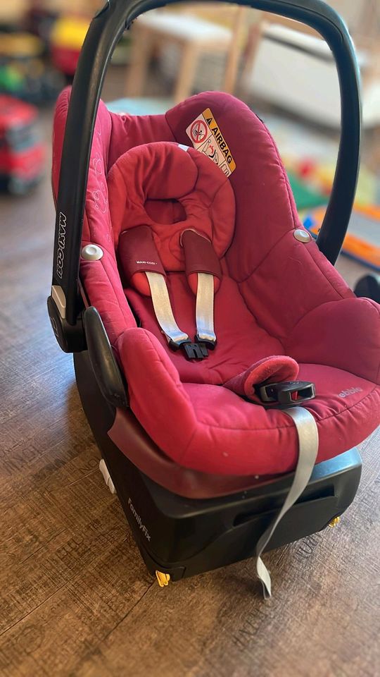 Maxi Cosi mit Isofix Station in Epfach
