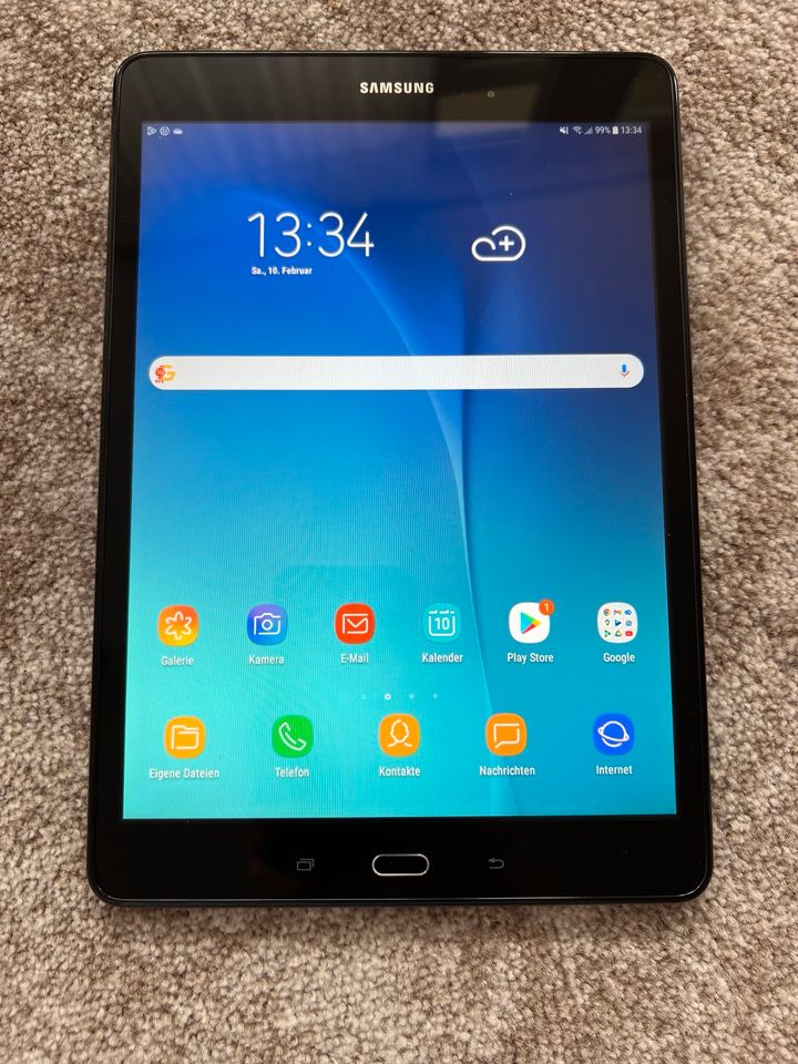 Samsung Tablet SM-T555 mit Hülle in Habichtswald