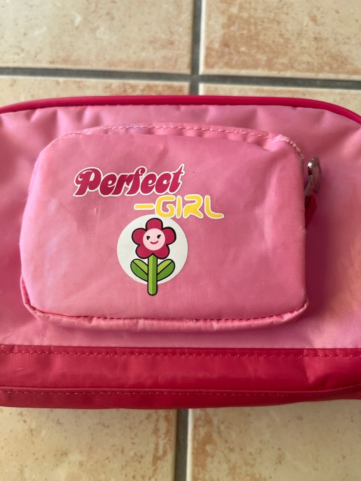 Pinker Kulturbeutel/Tasche mit Blümchen und Zahnputzbecher in Gevelsberg