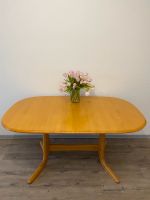 Tisch und 2 Stühle aus Massivholz. Marburg - Wehrda Vorschau