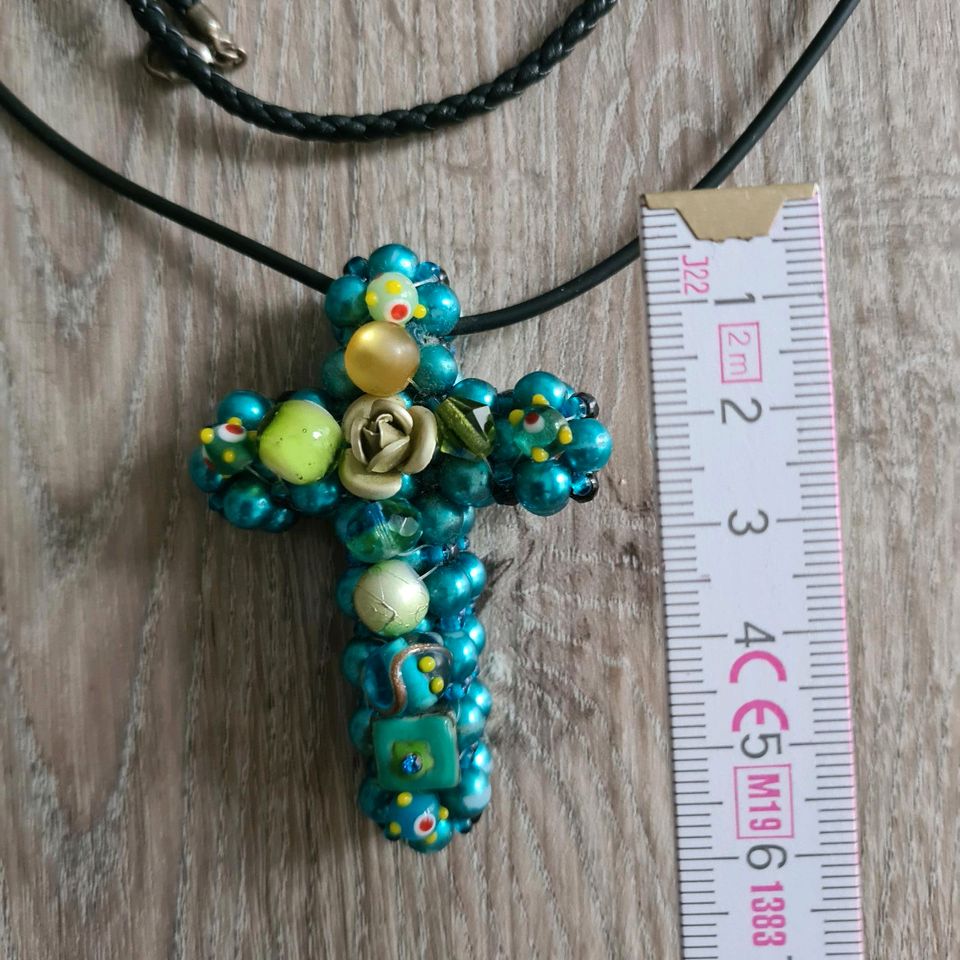 Halskette Kreuz mit Lederbändern in Medebach