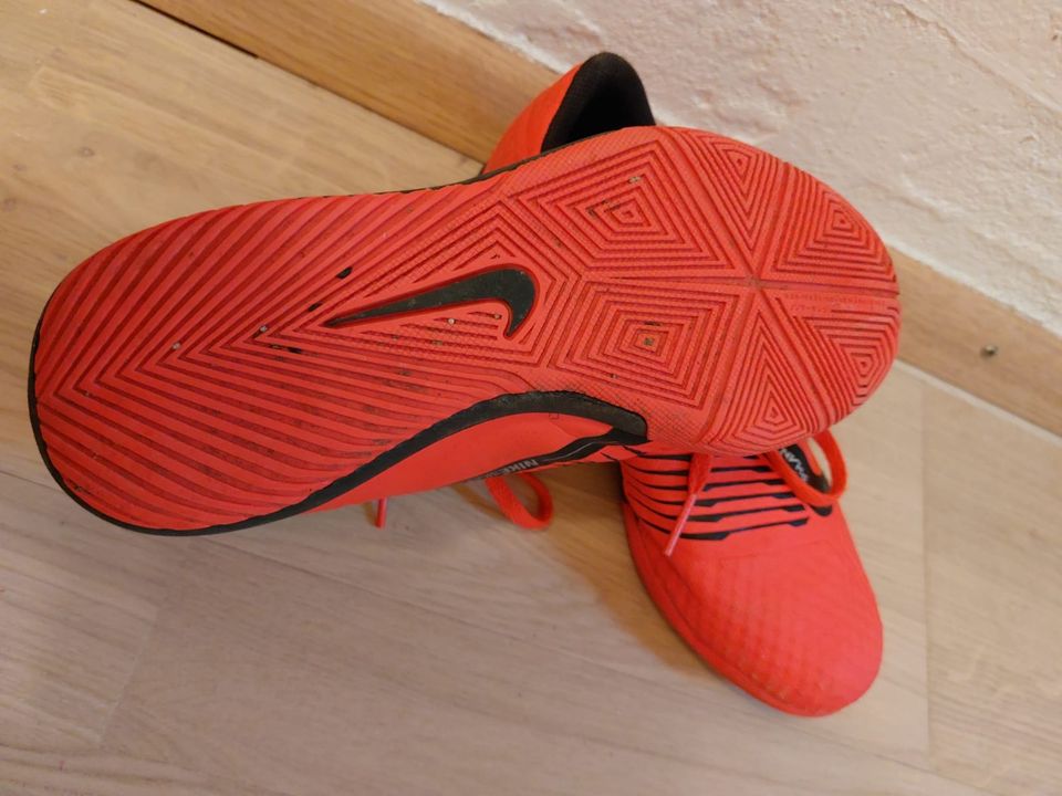 Nike Kinder Sport Schuhe Größe 35 / 36 rot in Höhenkirchen-Siegertsbrunn