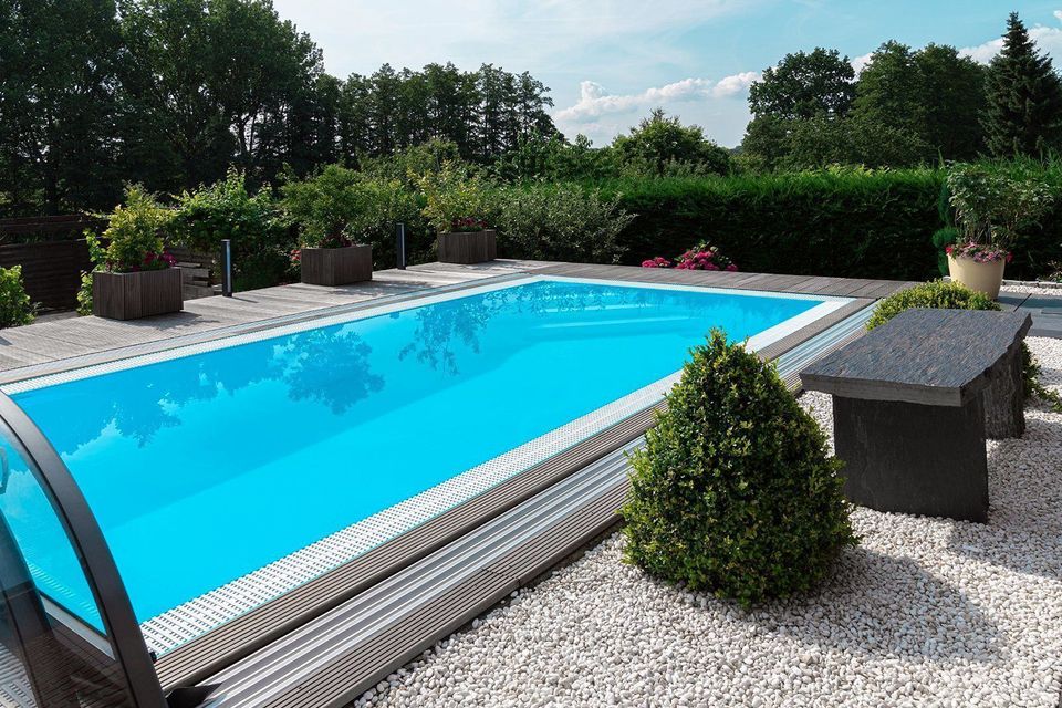 Pool Komplettset Infinity® Bay mit Überlauf-Schwimmbecken und optionaler Poolüberdachung / elektrischem Rollo, Poolgröße 3,0 x 7,0m in Winklarn