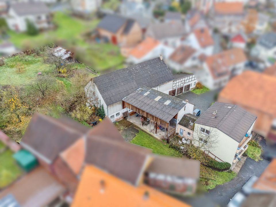 Zweifamilienhaus mit Nebengebäuden und Innenhof mit vielen Parkmöglichkeiten in Bad Salzschlirf