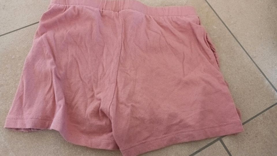 Neu! Shorts Größe 110/116 H&M kurze Hose Short in Niederwinkling