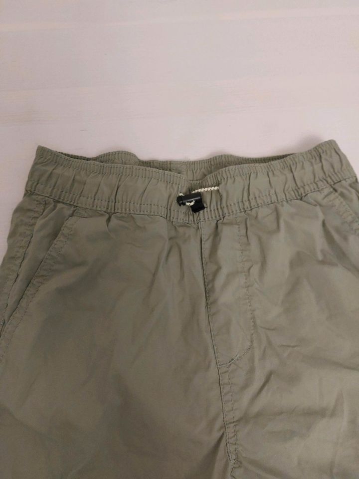 H&M etwas längere Shorts kurze Hose Bermudas grün Jungs  128 in Germering