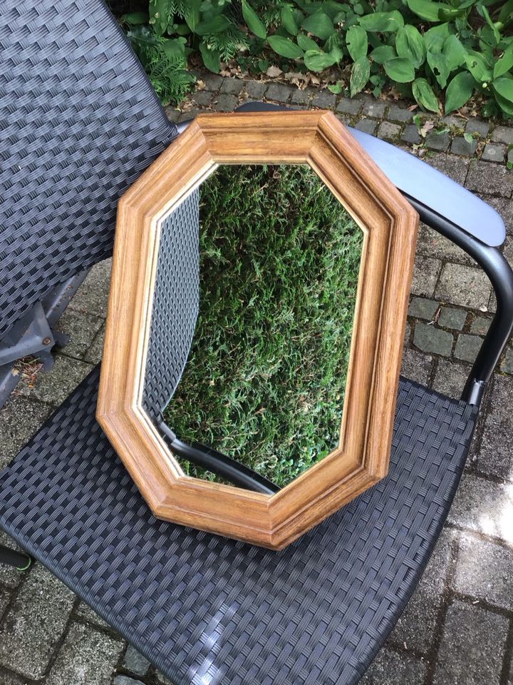 Spiegel mit Holzrahmen in Marpingen