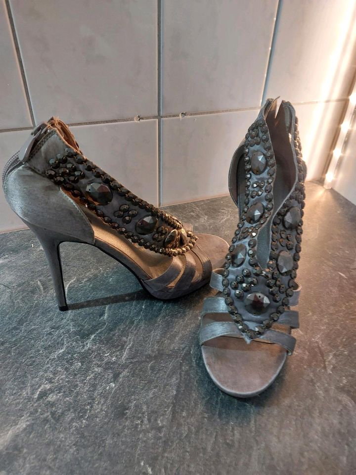 Stilettos High Heels neu und ungetragen grau Silber mit Steinen in Dortmund