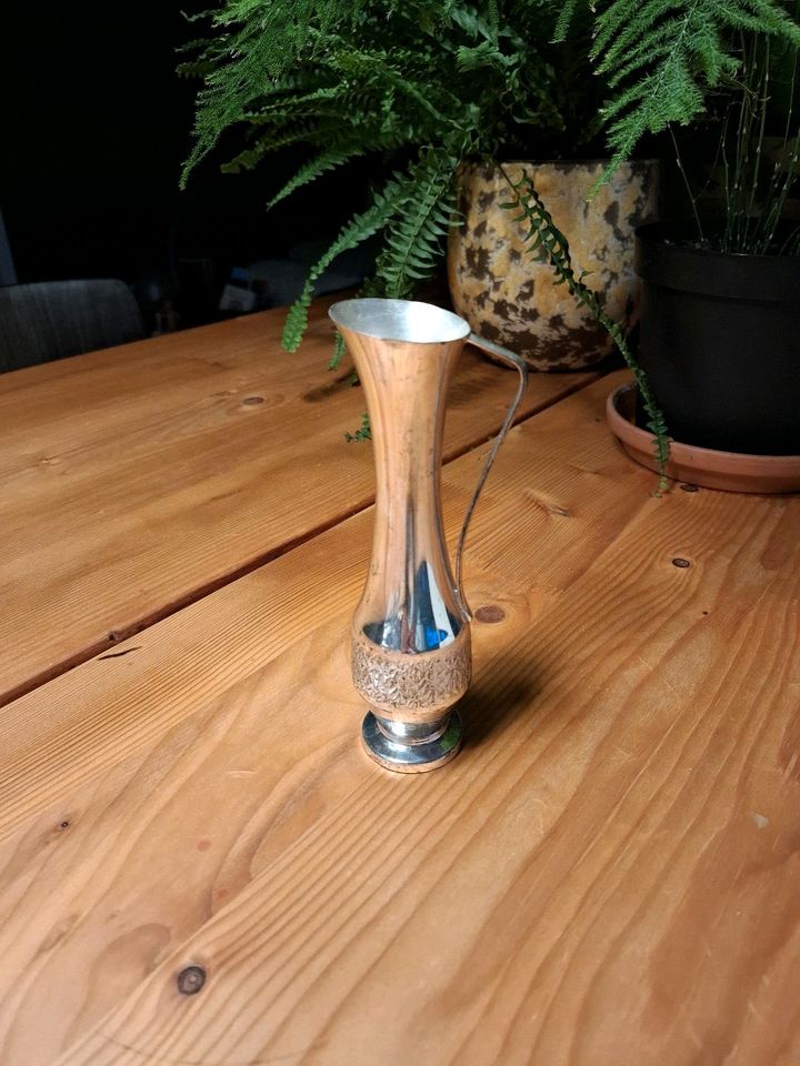 Silberne Vase mit filigraner Verzierung in Backnang