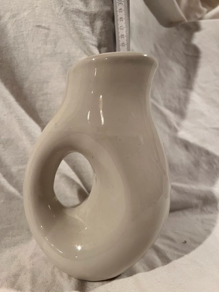 Große weiße Vase aus Keramik in Hausach