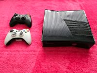 XBOX 360 Slim defekt mit 2 controller Mecklenburg-Vorpommern - Bergen auf Rügen Vorschau