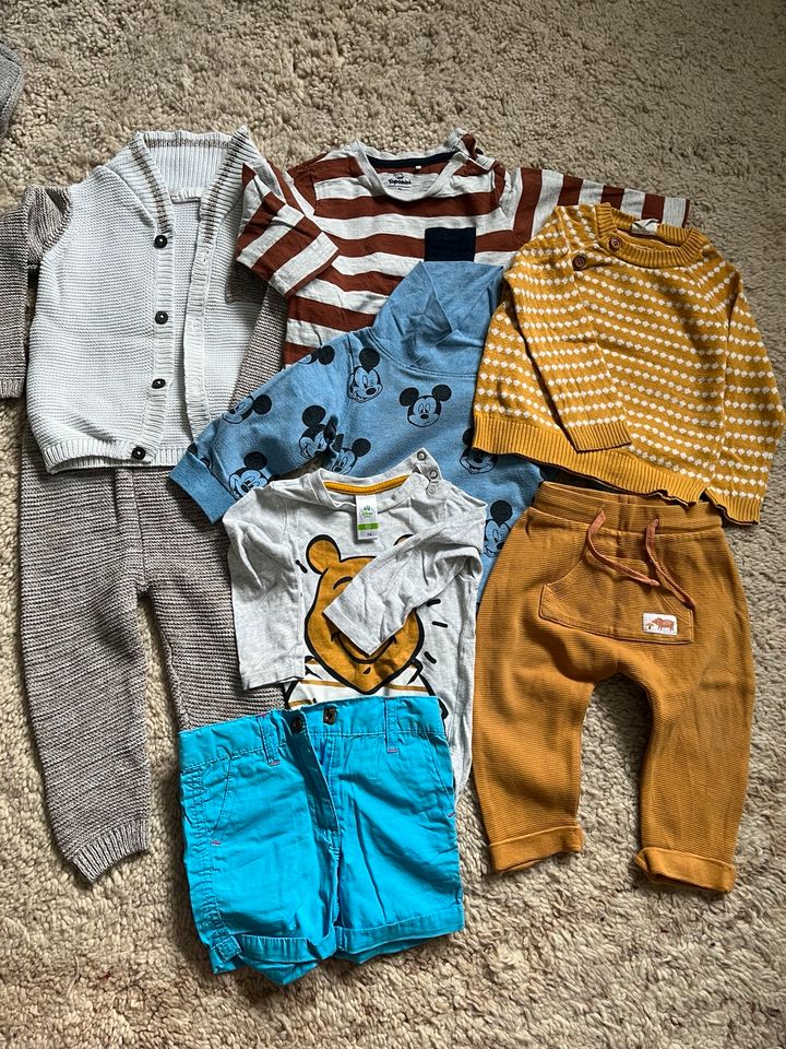 Klamotten, Shirts, Pullis, Hosen (adidas) für Jungen, Größe 74-86 in Hemhofen