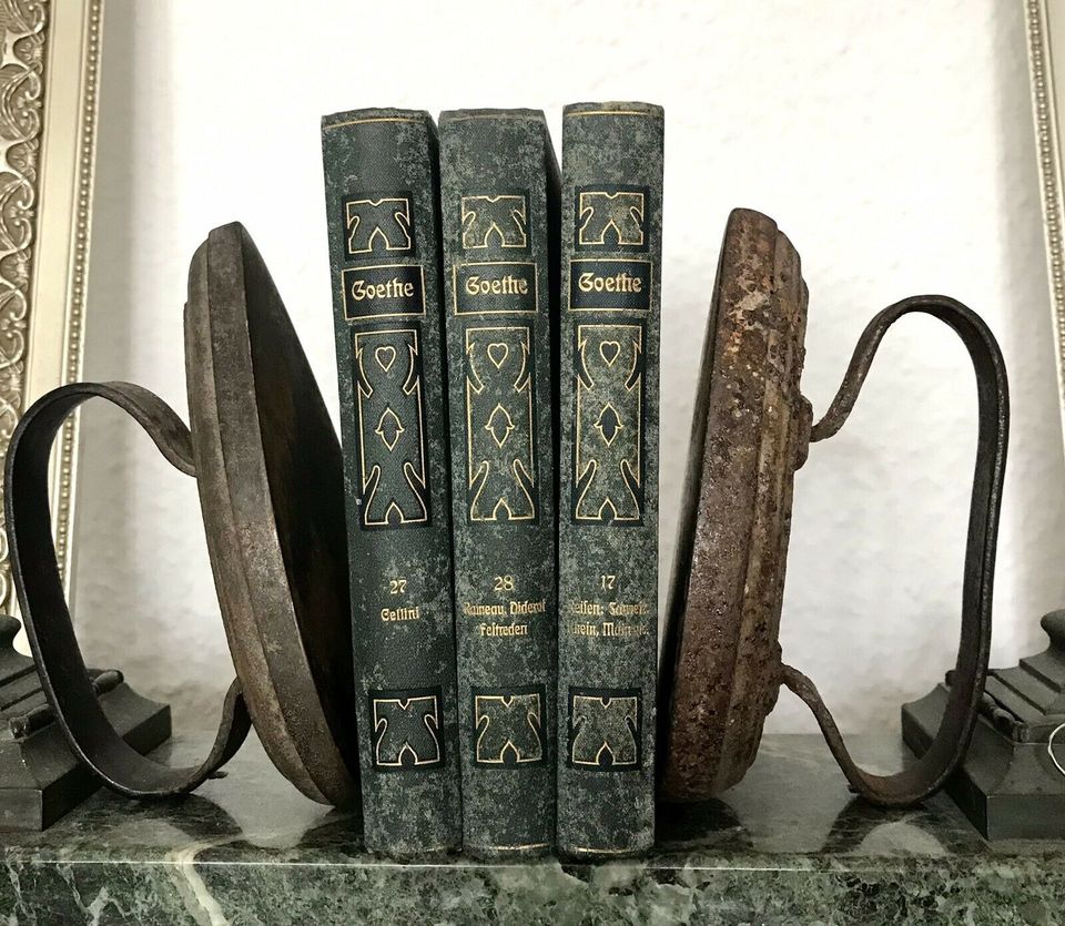 Antik uralt Bügeleisen Eisen Ligatur Buchstützen Bücher ab 19€* in Buseck