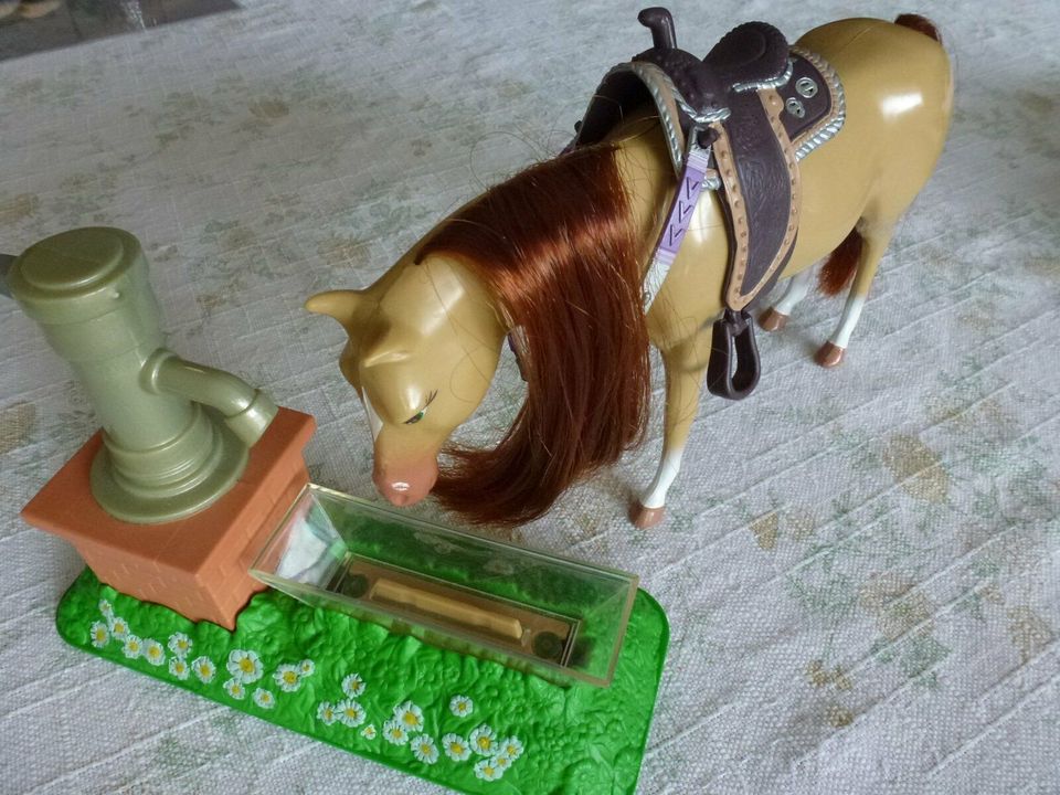 Barbie Tränke Pferdetränke mit manueller Pumpe und Pony in Wiesbaden