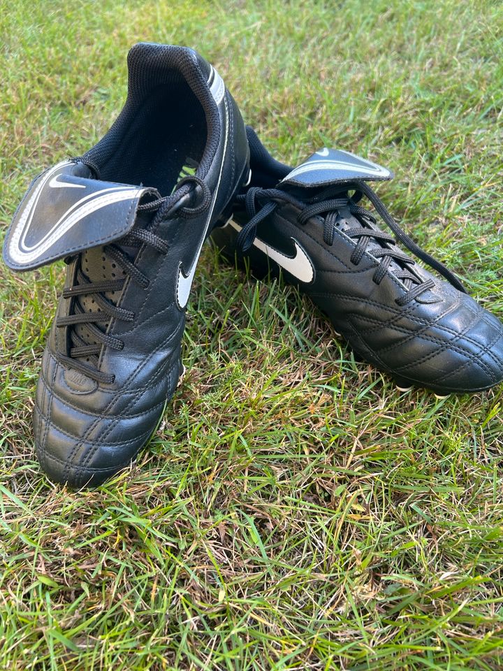 Nike Fußballschuhe Größe 38 in Berlin