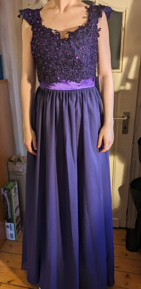 Lila Abendkleid mit Spitze und Tüll in Swisttal