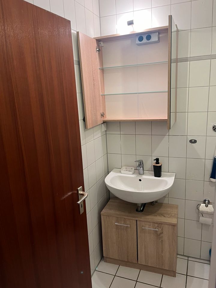 Badezimmerschrank mit Spiegel und Licht in Oberhausen